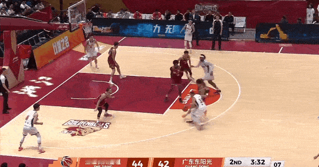 广东浙江对攻太精彩了！视觉盛宴，三分对飙，约克三分刚进，陈家政立马回应


广东