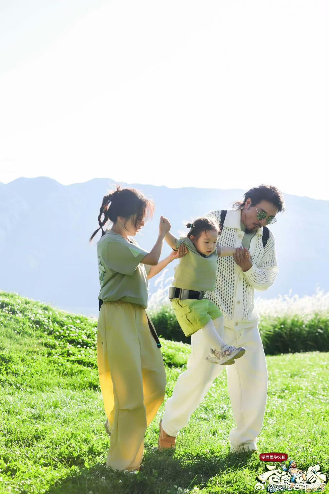 艾登指出小宇宙的三个问题我觉得这样的沟通真的很好 小孩子也是需要坐下来好好沟通和