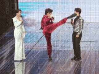 现在全网都在说向佐真是地主家的傻儿子。

在台上主持人还在说话，他冷不丁的就给主