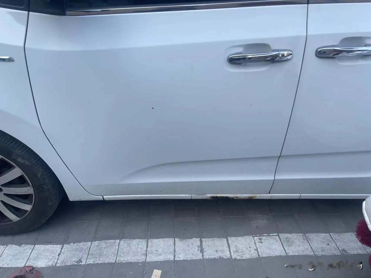 在北京看见一辆新疆过来的车，按说这么干燥的地方怎么还会生锈这么严重？大家猜猜车吧