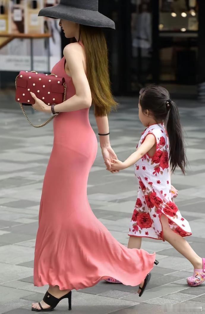 漂亮妈妈超有时尚巧思，从女儿小时候起，就精心为其打扮，把小丫头拾掇得精致又可爱，