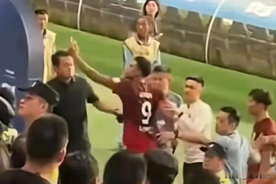 这次就看足协怎么出手了！
上海德比大战结束后，海港外援古斯塔沃向现场球迷做出了竖