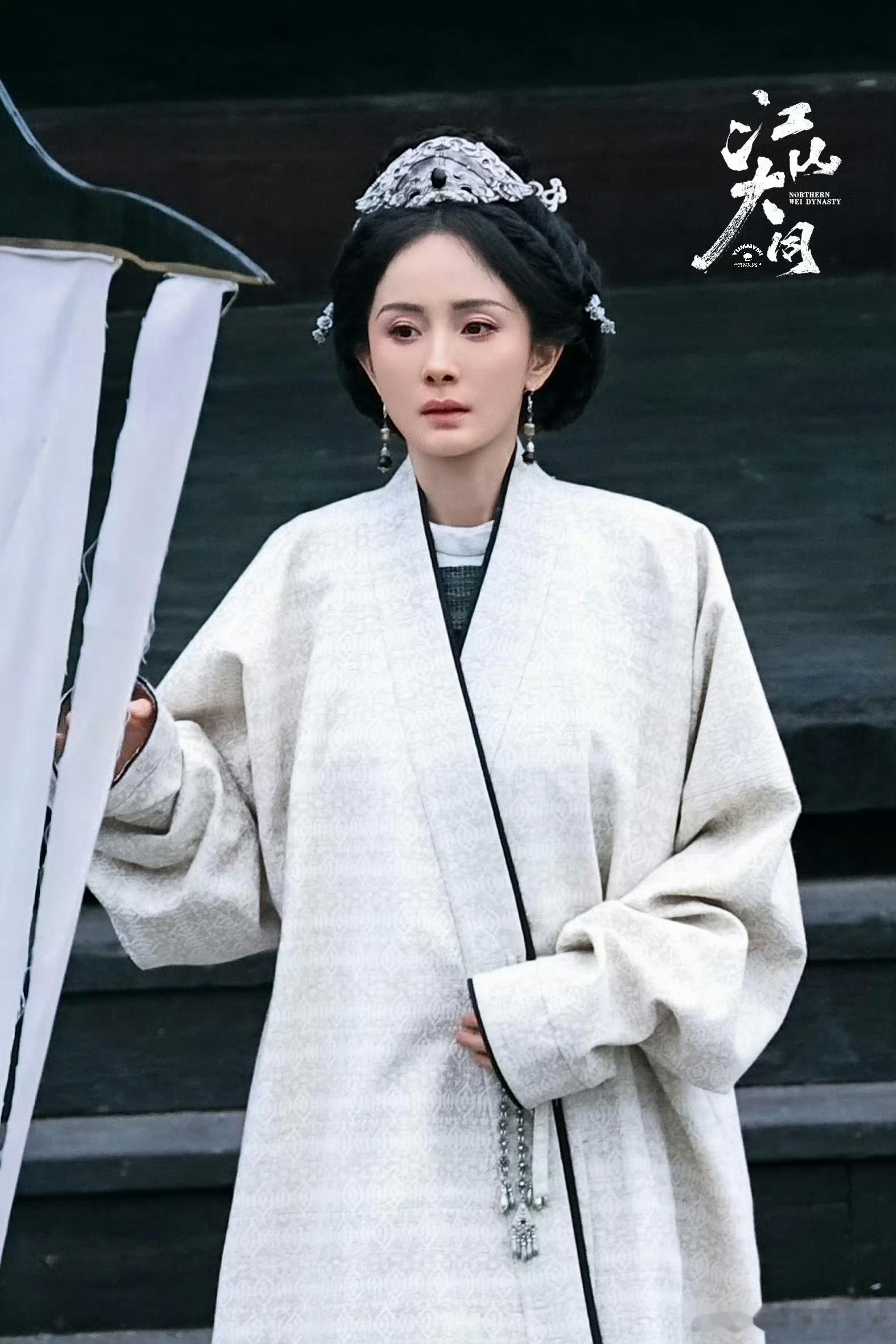 谁敢信这是同一天的杨幂看到杨幂新剧《江山大同》路透，我不得不慷慨一下，幂姐的角色