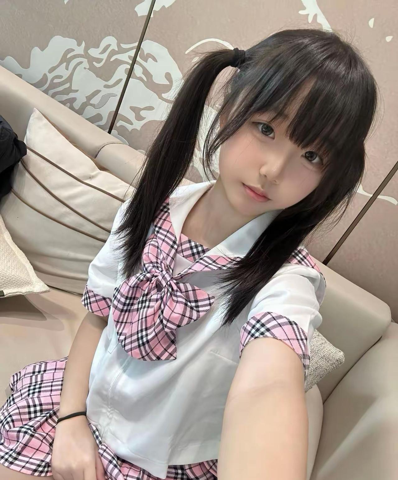 这小妹妹穿着校服好可爱！