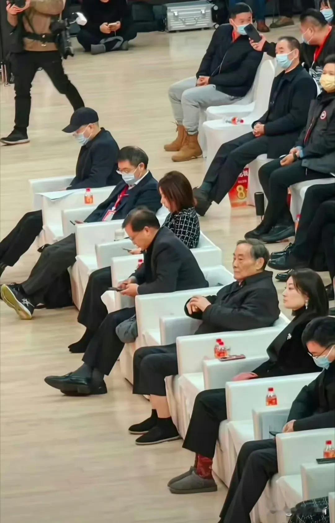 现在再回头看这张照片。。。。。。
[奸笑]别回头，谁也不是曾经的自己了
人生如戏