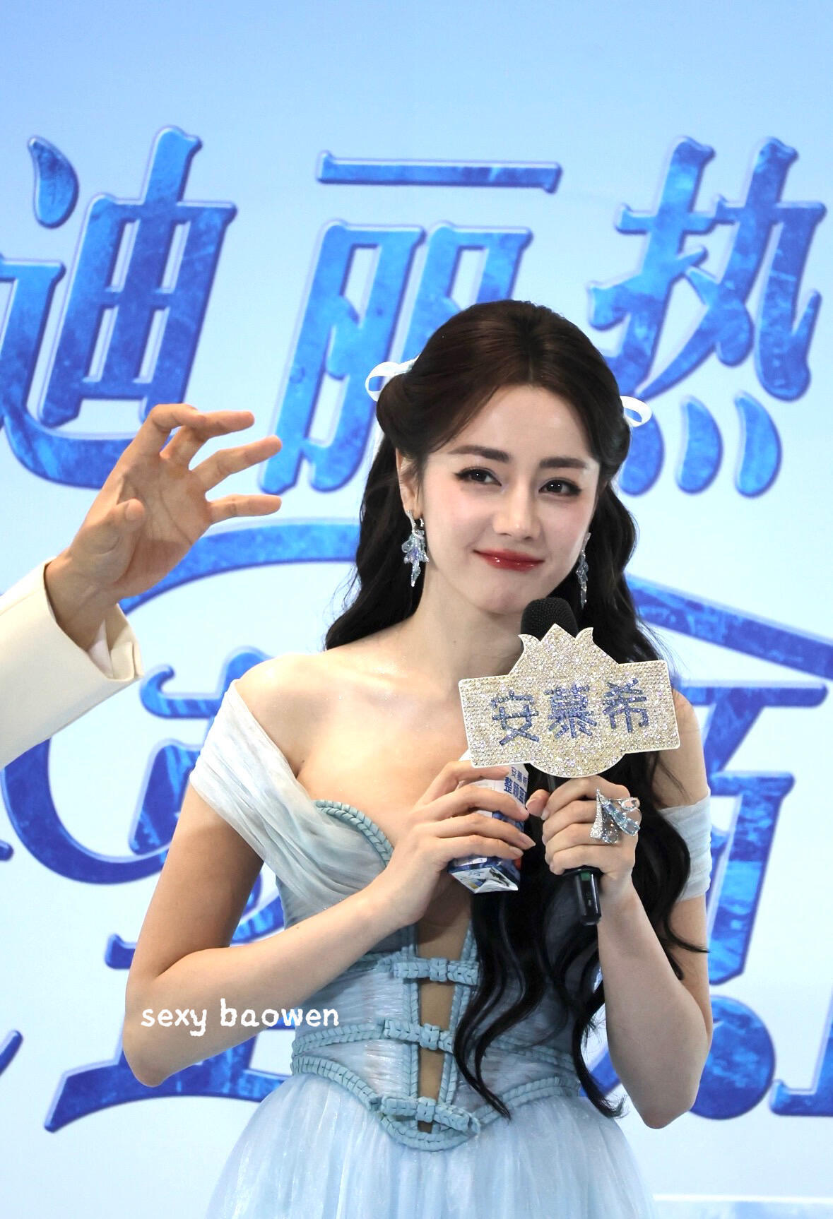 迪丽热巴深V开到腰了此女是神，懂吗