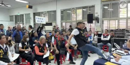 张峻闹场还踹桌！傅崐萁轰“民主之耻”　要警察逮捕“现行犯”
 
国民党团总召傅崐