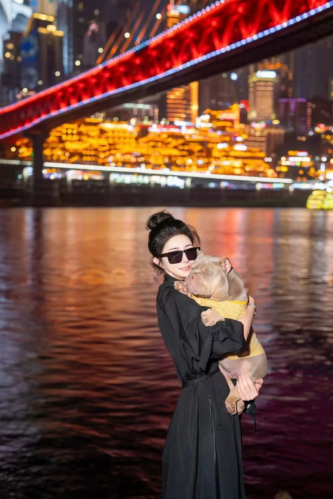 “你总羡慕短视频里，会按铃点餐的聪明狗狗，却不知道我最骄傲的才艺是：在...