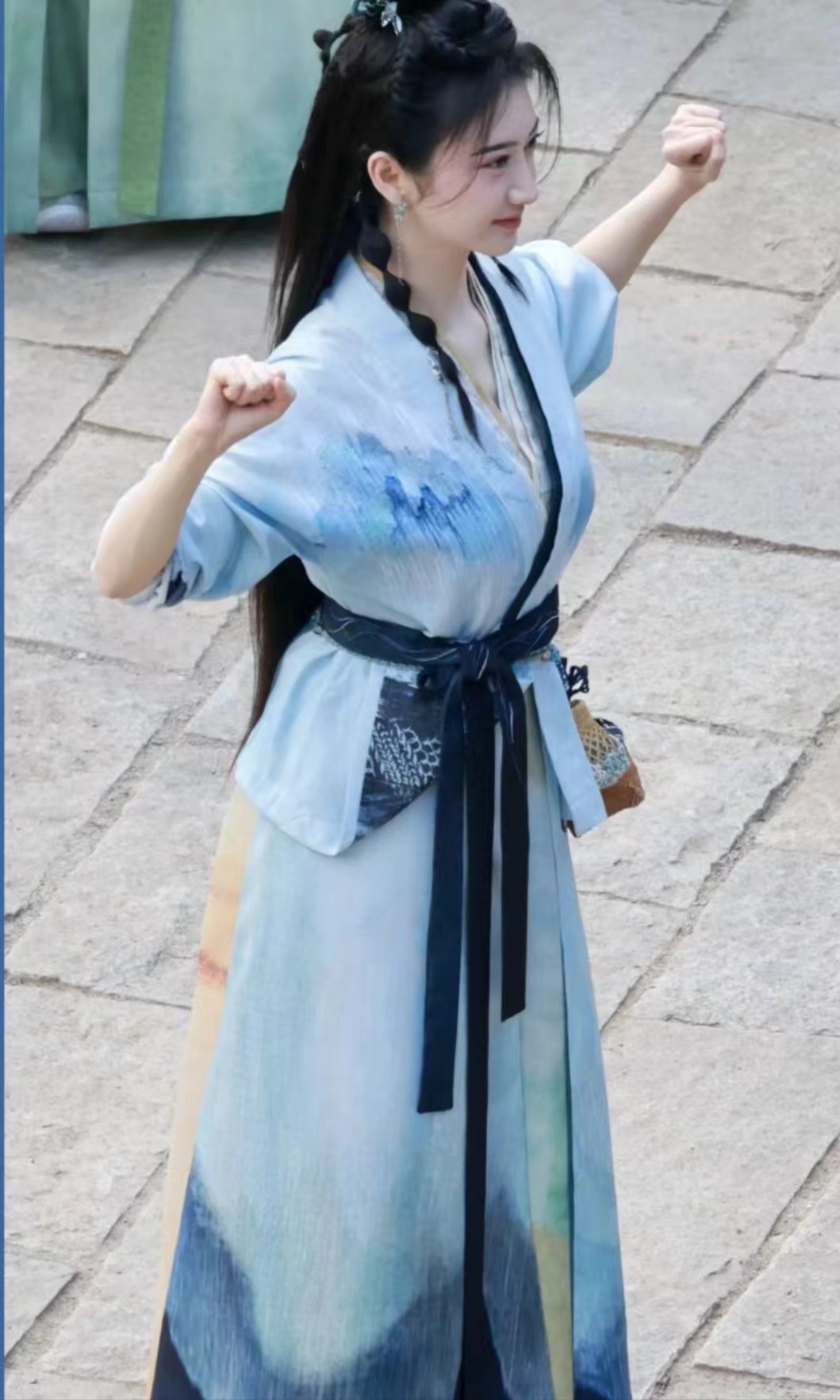 #景甜新剧服化道# 大甜甜在《四海重明》里的妆造好漂亮啊，简直是调色盘里的神。景