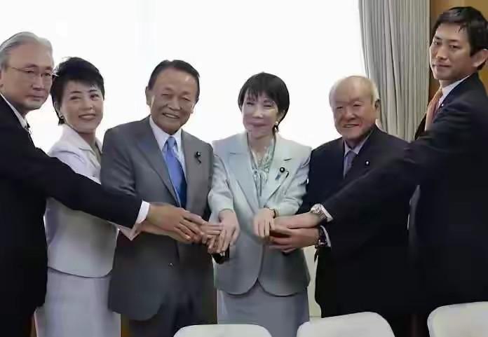 高市早苗道不道歉不是她说了算，是她背后的大佬日本前首相麻生太郎说了算，这位前首相