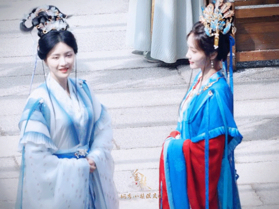 李一桐在拍的《金枝》现在的路透造型就没有不好看的吧...和张芷溪的新路透两个人真