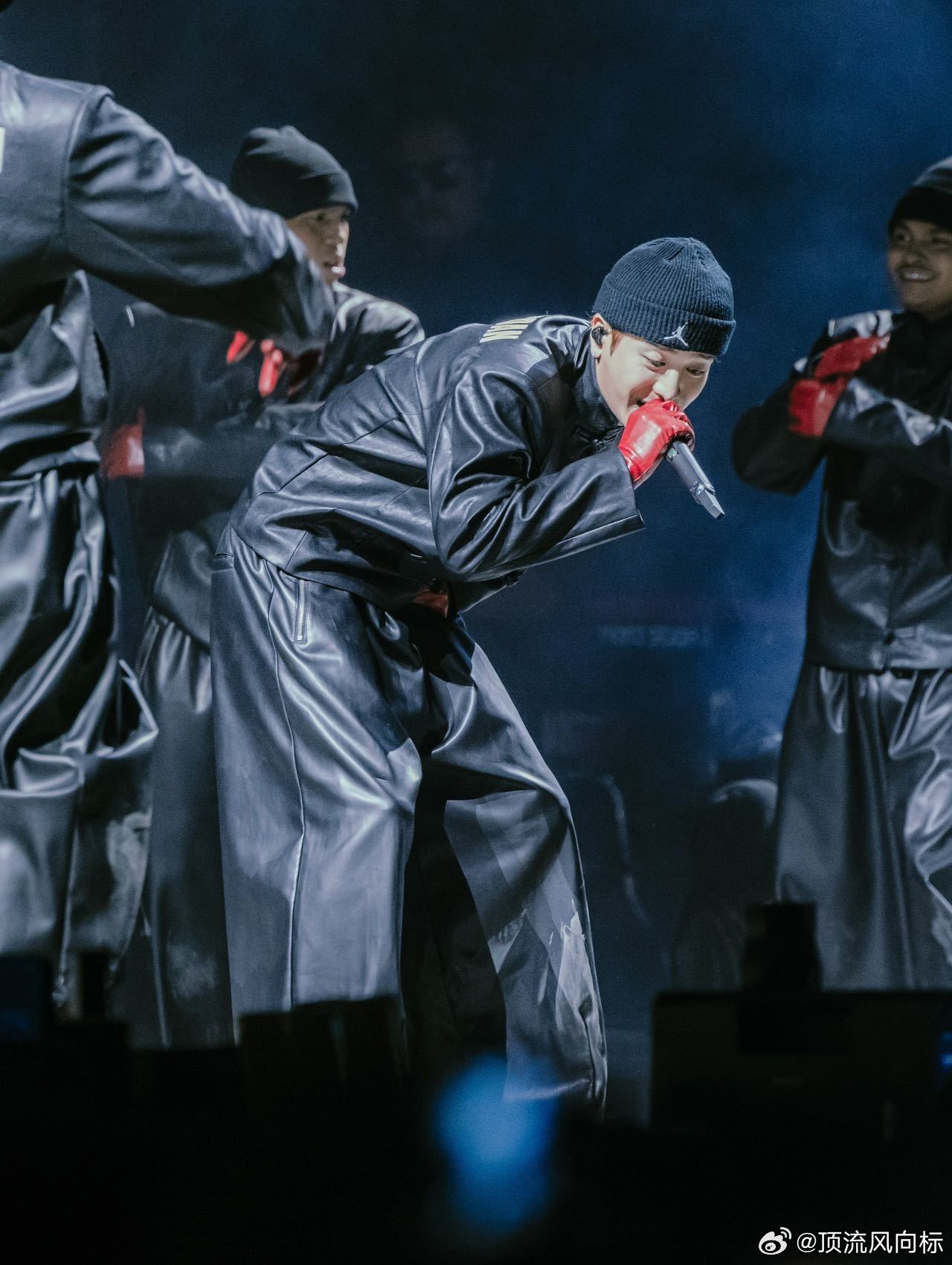 王嘉尔胸震 王嘉尔温哥华站胸震，这力量感，这美感，简直是舞台上的艺术品！视觉冲击