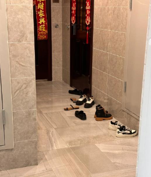 邻居的鞋子全都脱在门口，还在门口安个监控，看见我们踢到他鞋子了就在业主群里内涵我