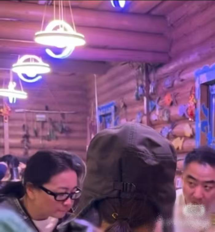网友新疆偶遇贾玲张小斐聚餐

1月22日，贾玲与张小斐在新疆禾木的一次偶遇引发了