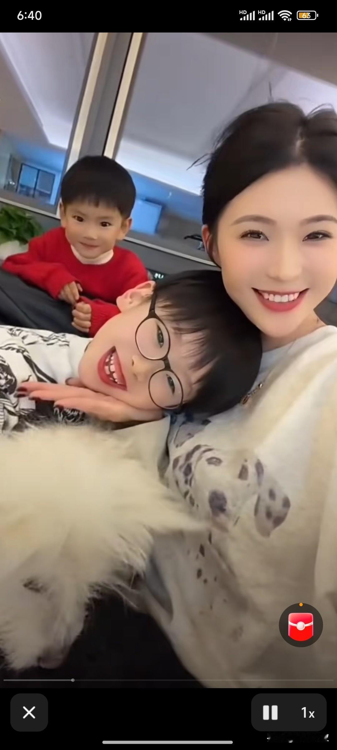 怪不得梁靖崑昨天就归队训练了，
原来两个儿子，没有一个省心的！

大儿子凉皮偷偷