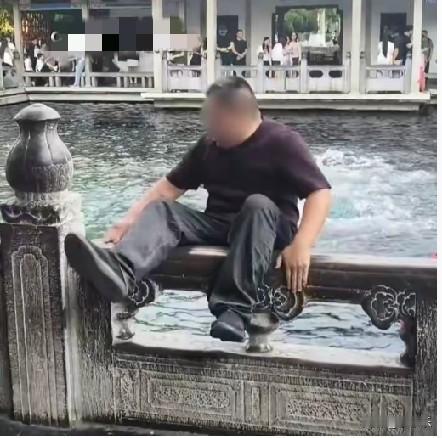 近日，山东济南，一男子在趵突泉摆拍，坐在栏杆上一个后仰，不小心掉入泉水中，景区工