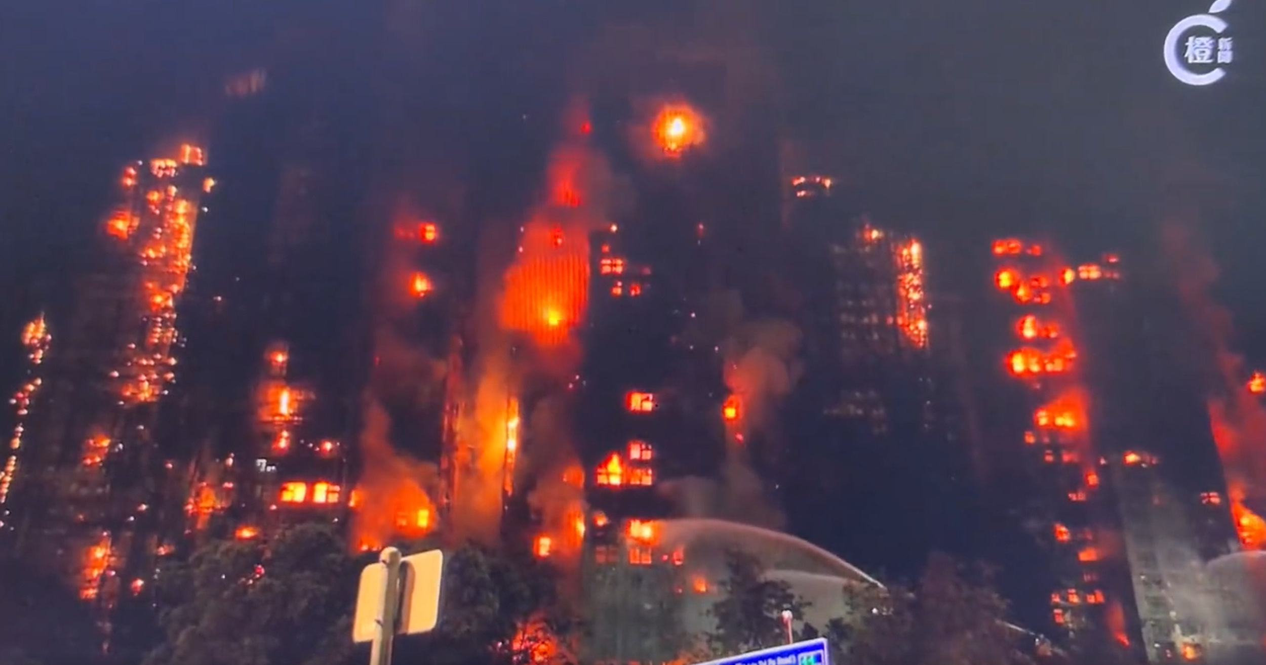 香港火灾已致44人遇难发泡胶也好，竹棚架也好，都是有安全隐患的，发生这种事儿代价