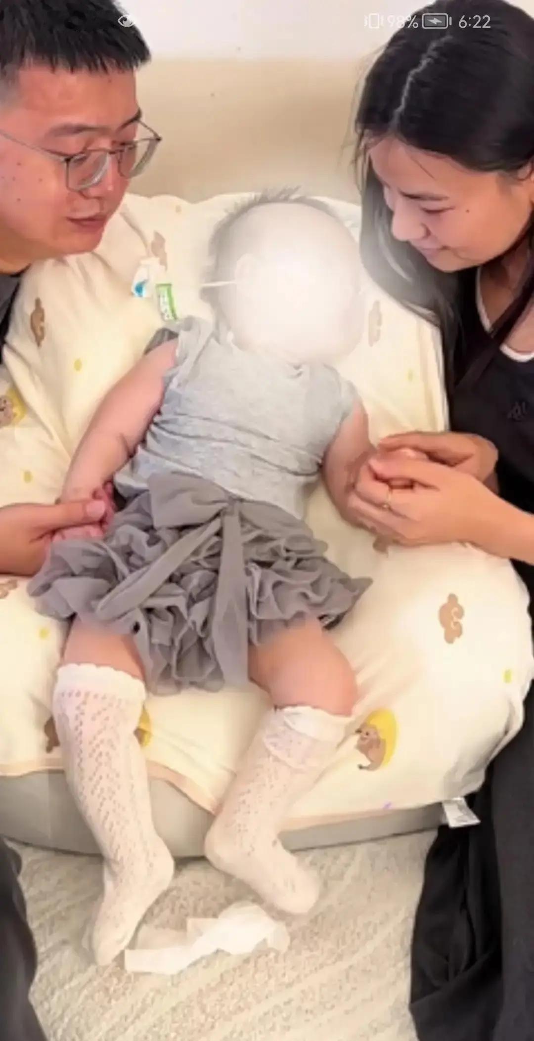 刷到一个视频，说是一个婴儿一出生就一直盯着妈妈看，眼睛里含着泪，一直在找妈妈。