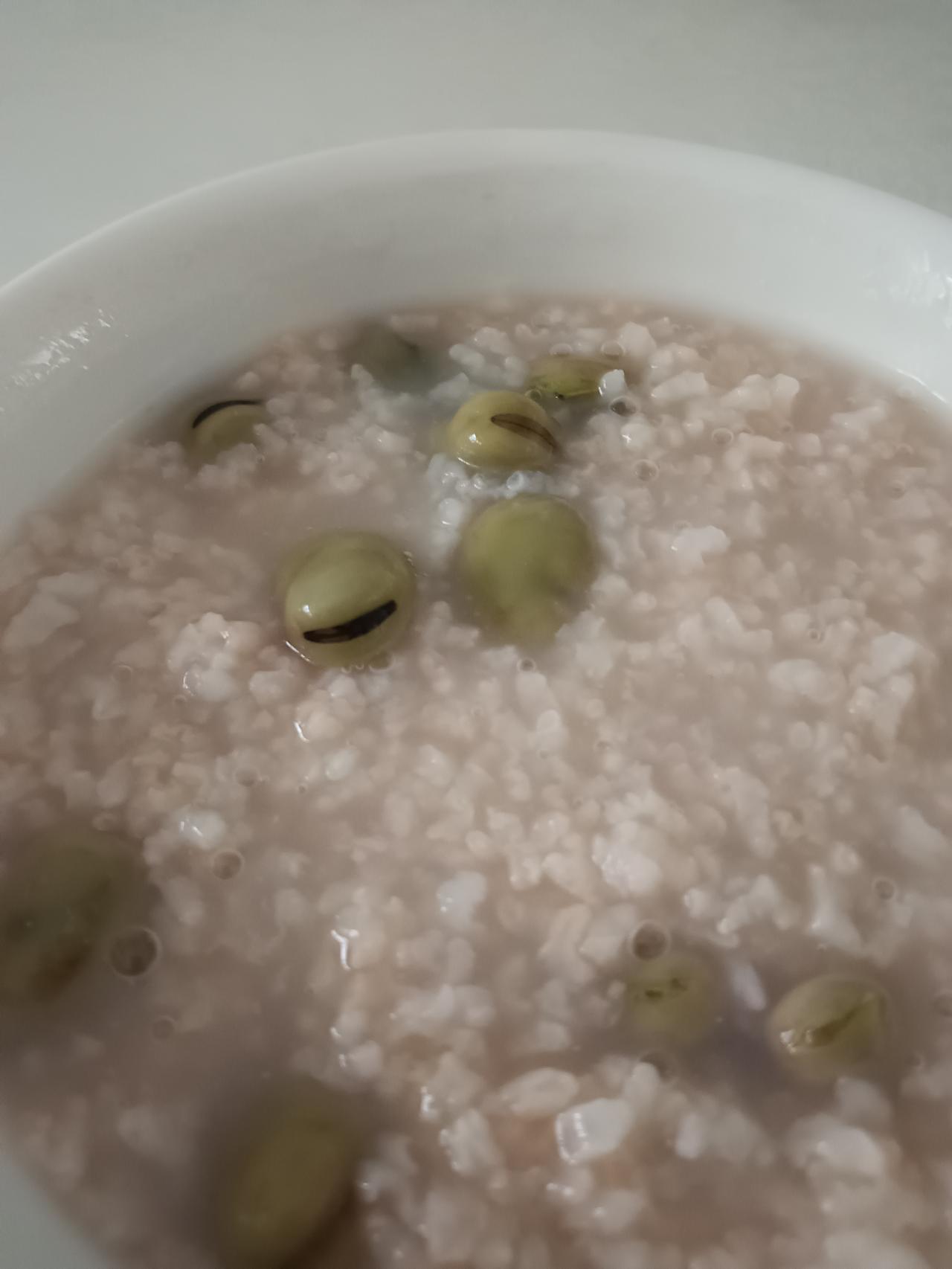 不吃蚕豆不吐蚕豆皮
  周日去巢湖边摘桑葚，二姐扯了一大抱蚕豆让我带回。蚕豆，可
