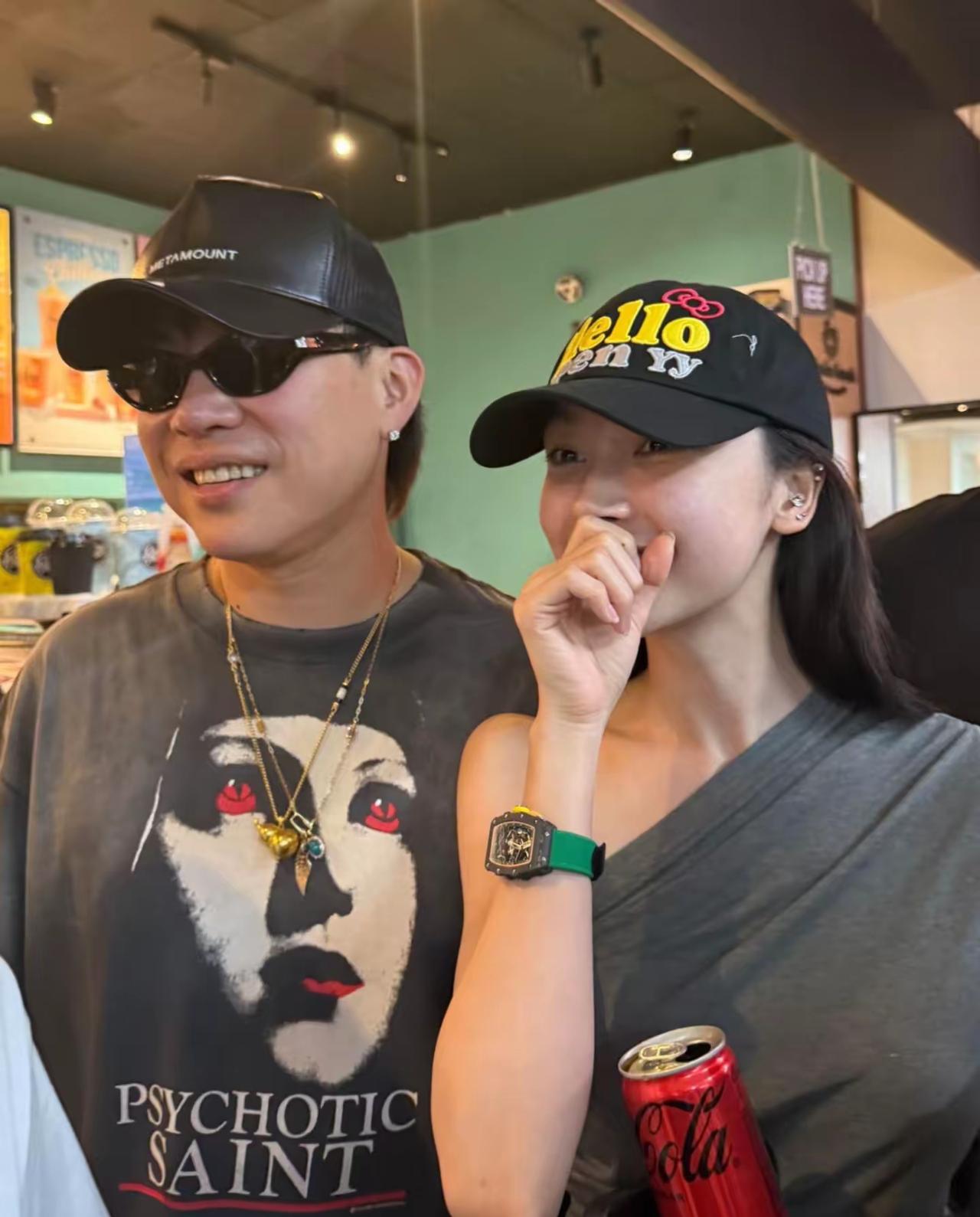 原来胡彦斌易梦玲这是…“顶峰”相见呀[狗头]：

易梦玲6月份还在和脱口秀艺人王