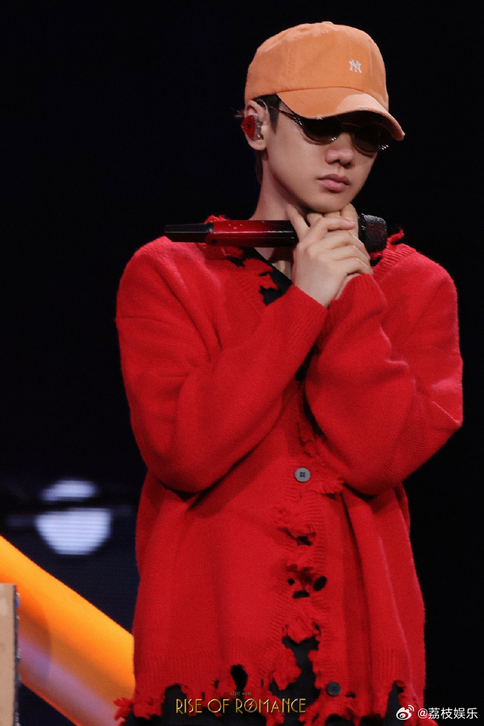 汪苏泷今天不握手了 别瞎猜啦，汪苏泷不握手不是冷漠，是藏在细节里的温柔，考虑到现