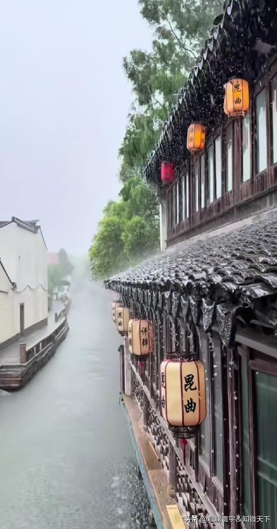 我心中的江南就是这样的，雨巷，油纸伞，吴侬软语。
而且我很喜欢这种氛围，喜欢这种