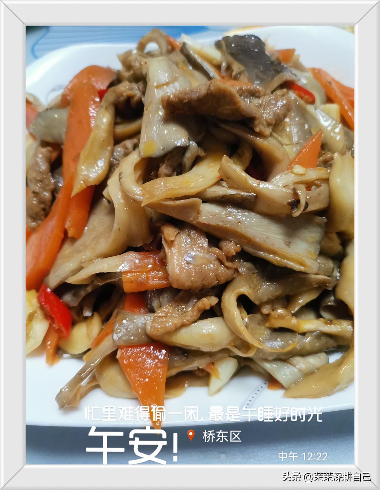 我今天问娃娃：“中午想吃什么？”
她说：“想吃平菇和手撕包菜。”
还挺好，她给我