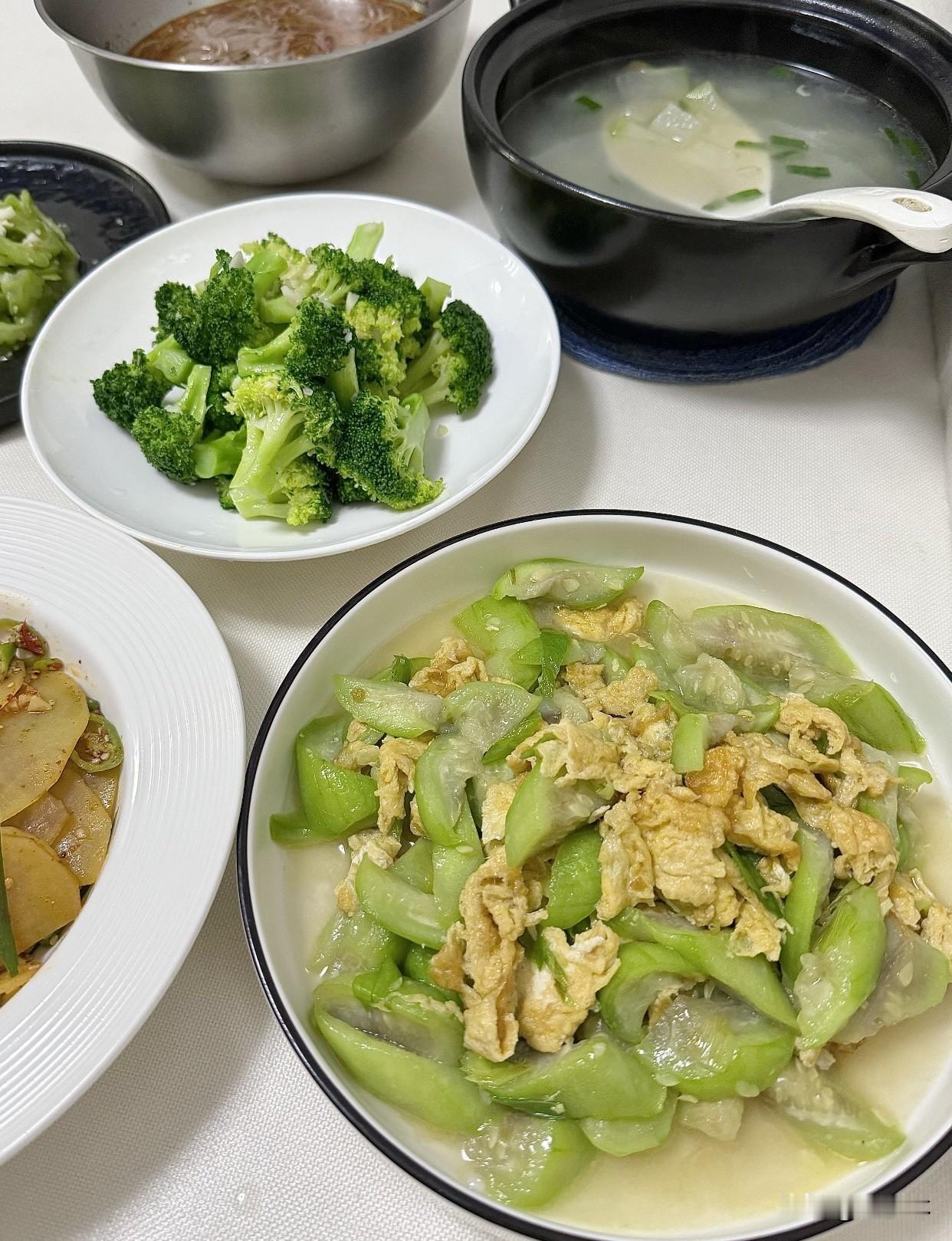 高温天气下的饮食应该注意什么夏天天气炎热，吃饭多以清淡为主，少吃油腻辛辣的食物。