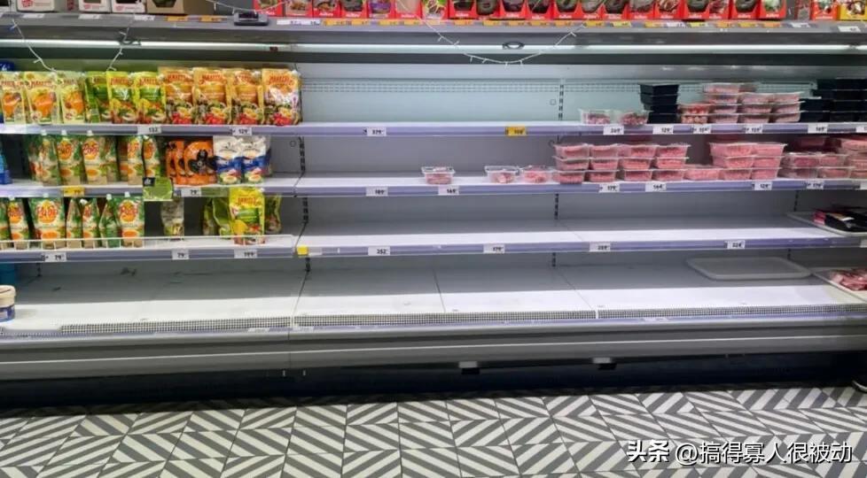 鸡蛋紧缺后，俄罗斯部分城市鸡肉似乎开始在货架上消失。
据俄媒援引当地居民的话和照