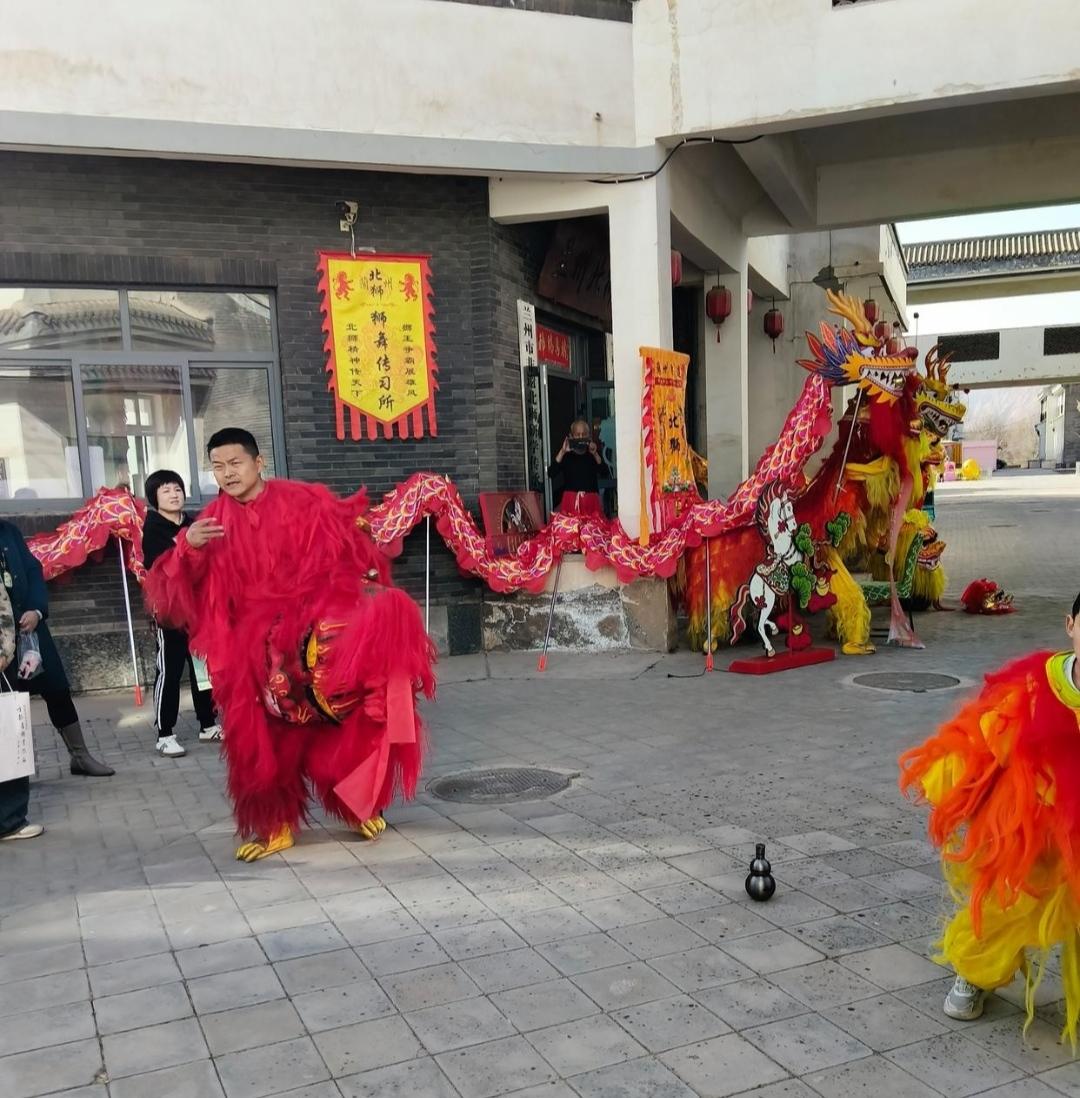 近日我来到兰州市安宁区仁寿山景区西侧，正巧遇上兰州北狮的非遗传承人现场讲解舞狮文