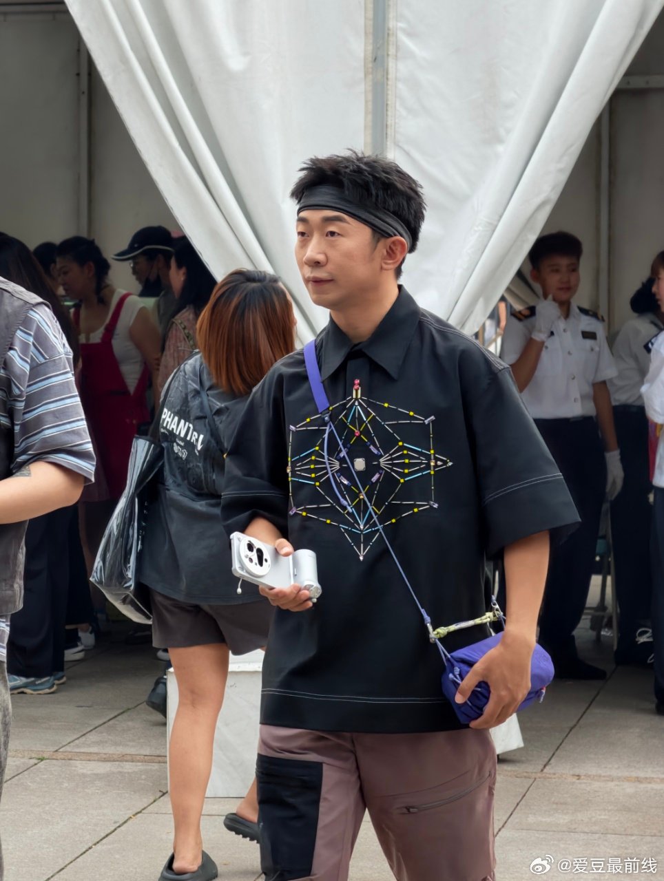 艾米首次看周董演唱会偶遇杨迪人生首场周杰伦演唱会打卡成功，现场还偶遇到了，俩人直