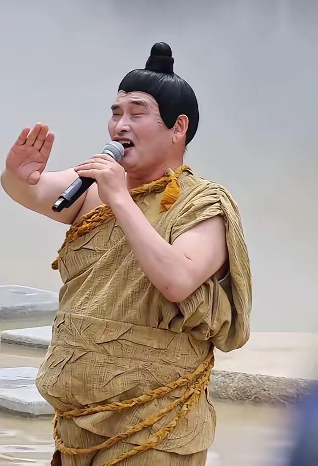 农民歌手大衣哥朱之文火了十几年，凭一副好嗓子走出农村，靠实打实的唱功商演挣钱，本