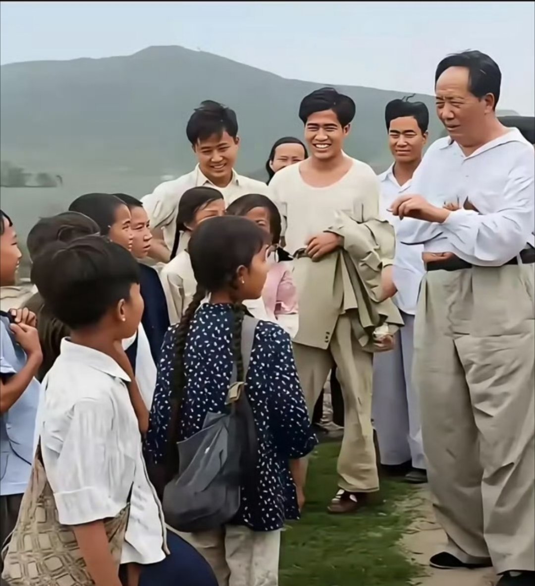 布鞋粗衣与百姓同呼吸共命运，过路孩童围着老人家叽喳个不休。那份平易，那份谦和，千