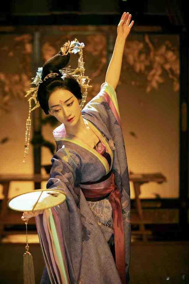 古代风月场所的老板娘，为什么会拉着亲女儿踏入这个行业呢？

不是她们不爱女儿，而