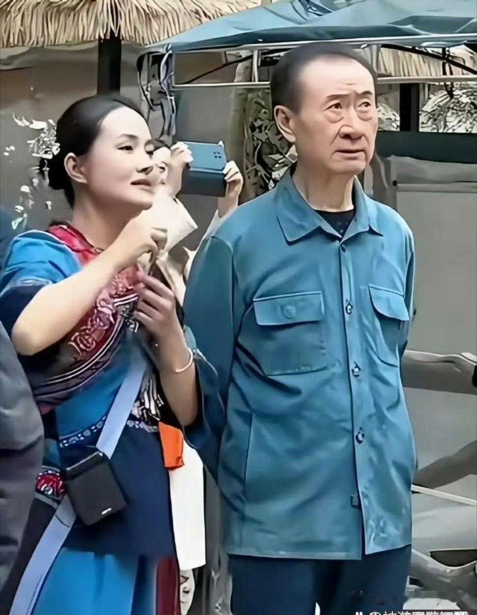 王健林这衣服穿身上，第一眼真像村口下棋大爷，很朴素。
再瞅两眼，嘿，好像有点像中