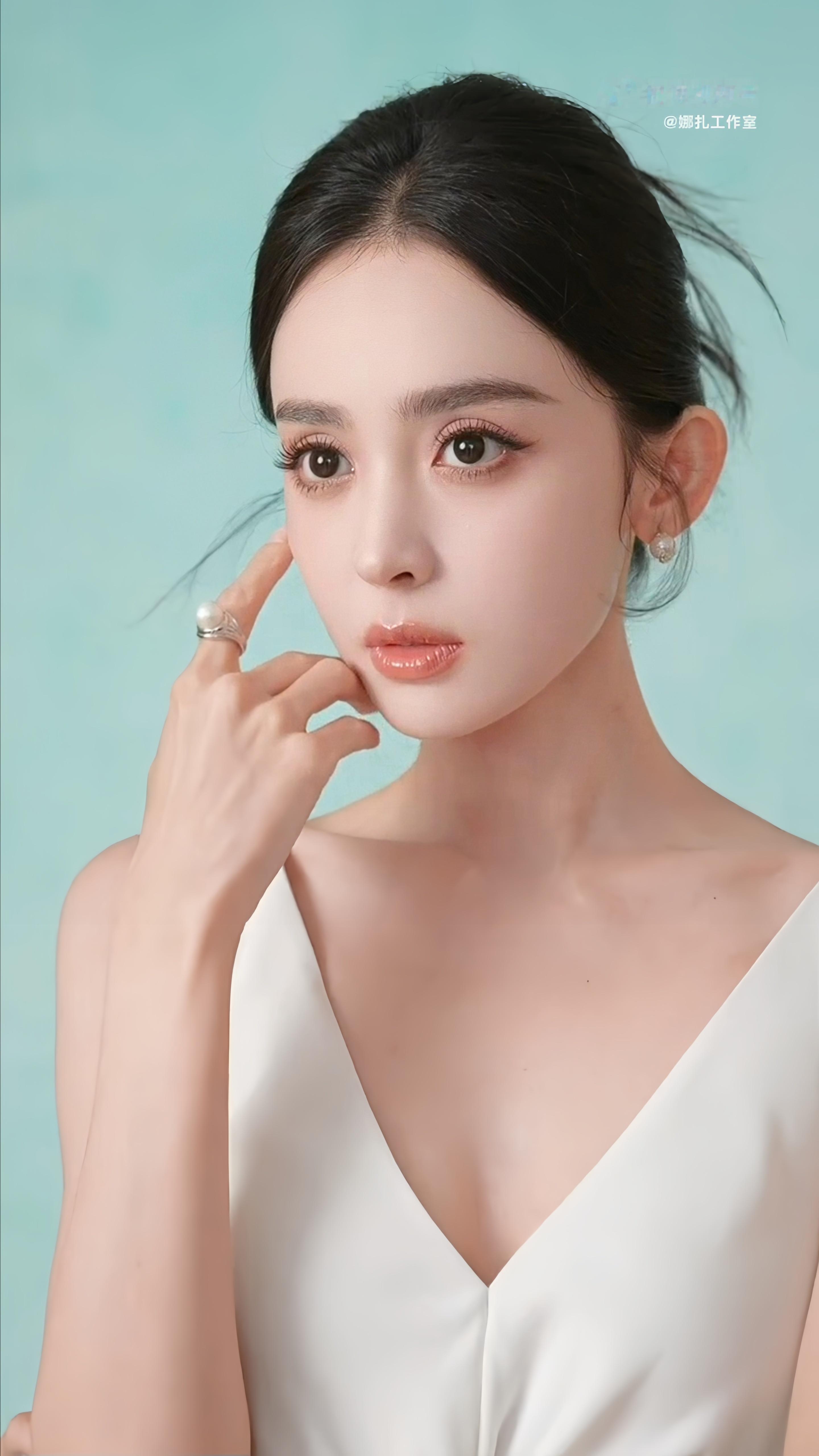 古力娜扎  ✨白色婚纱礼服，如云朵般纯净，仿佛天使降临。🌟简洁流畅的线条设计，
