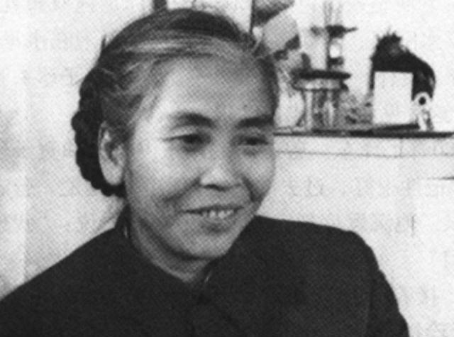 李讷这姑娘真敞亮！没半点血缘，张口就喊贺子珍“妈妈”，这一声直接把铁娘子喊哭了
