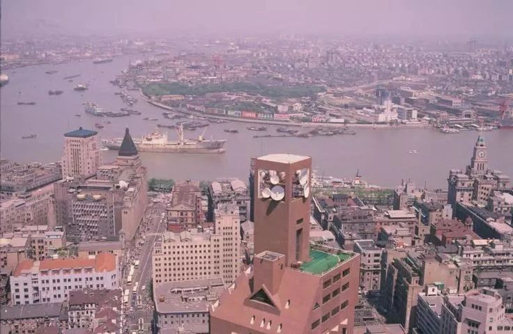 八十年代，从华东电力大厦航拍外滩