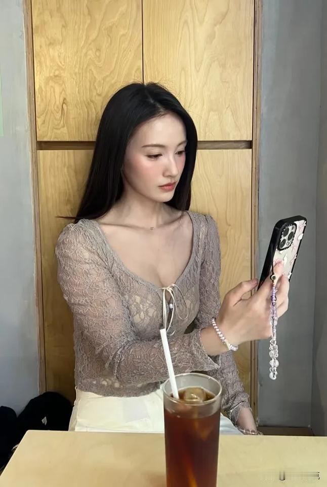 周末晴好，美人倚窗，笑捧冰饮；
风轻日暖，光影摇香，惬意成双。