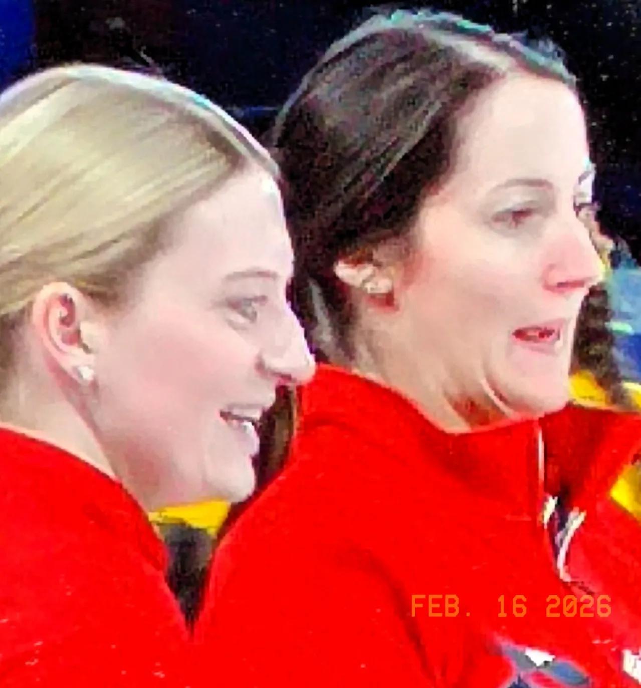 中美女子冰壶对抗下半场赛况消息:
第6局，中国队先手进攻，前三垒投完，场上局势非