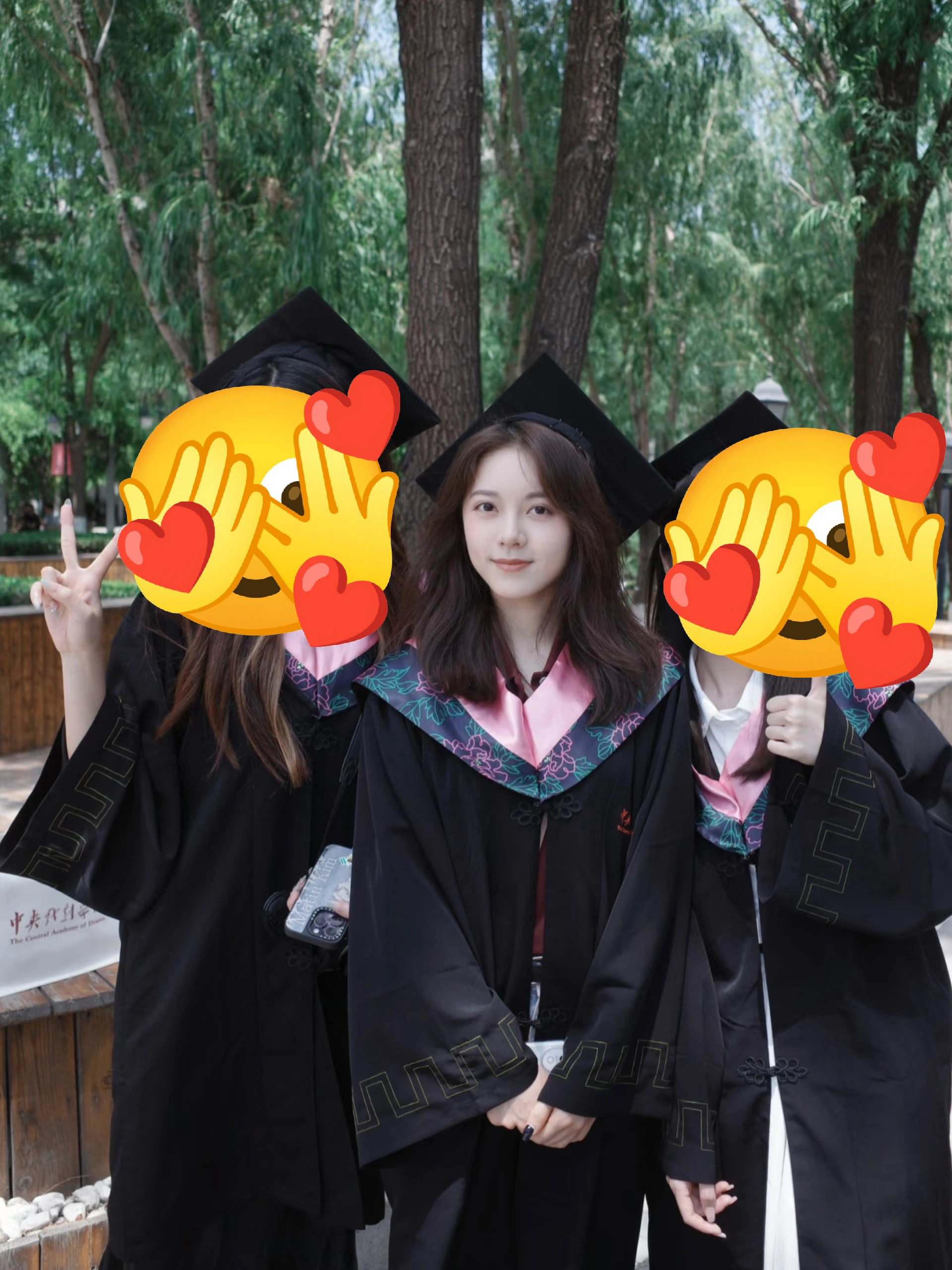 赵今麦中戏毕业偶遇合照图 