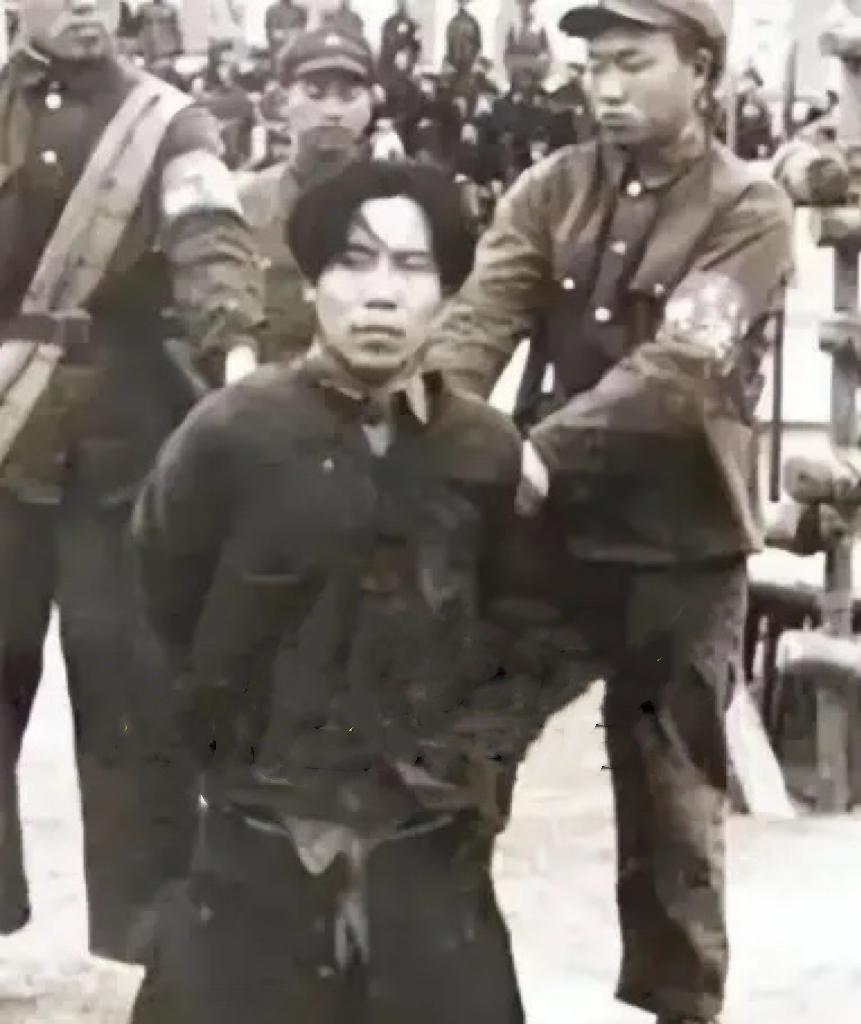下图是军统特务头子戴笠儿子戴善武（戴藏宜）被处决时的画面，照片中的戴善武有一张酷