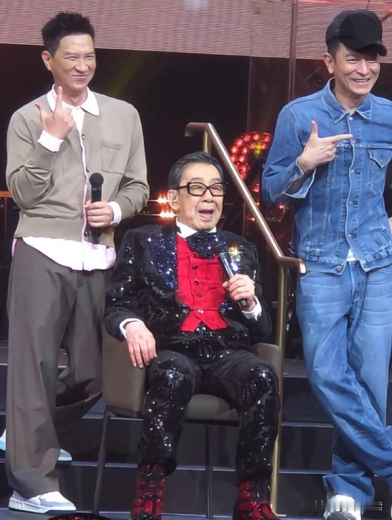 中间这老头究竟何许人也？在港圈地位竟然这么高，连两大影帝都来当左右护法！