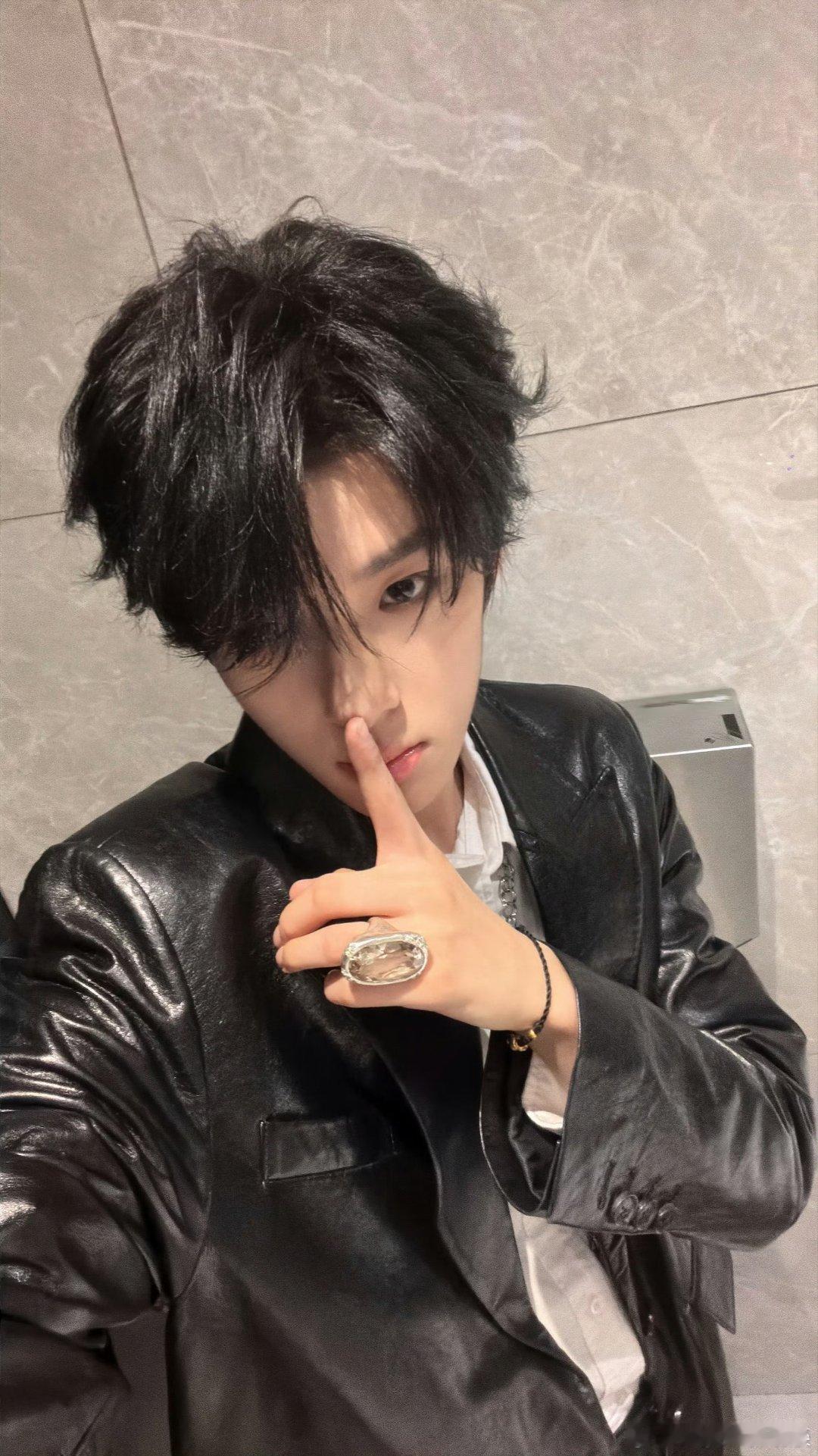 张峻豪微博营业是自己做的后期张峻豪也太厉害了吧！从三亚开始营业照就坚持自己手搓后