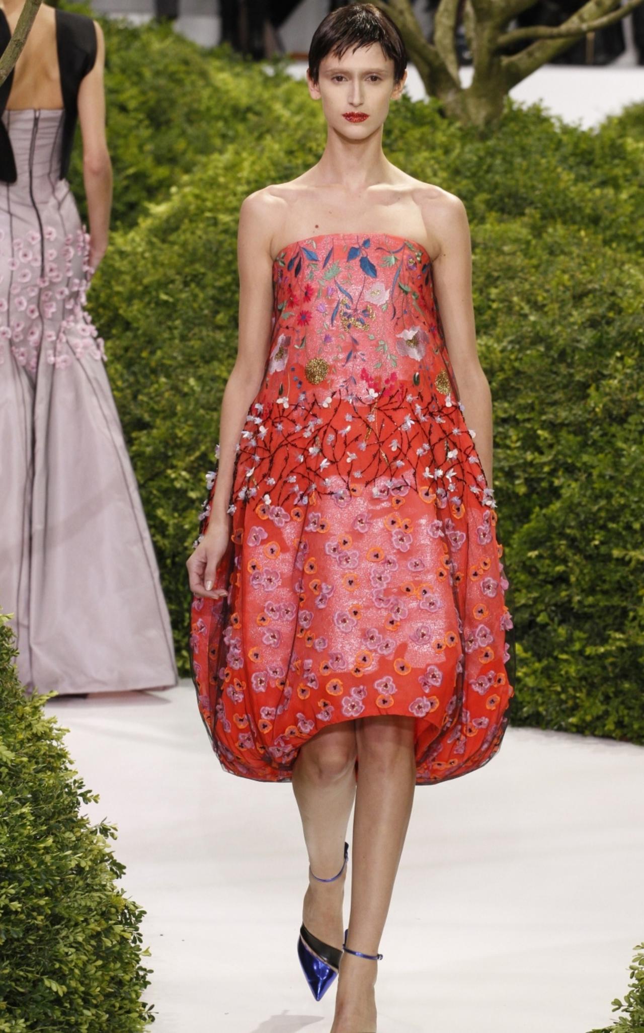 Dior 2013春夏高定系列，色彩如清晨薄雾。粉紫、鹅黄、淡绿与象牙白，层层晕