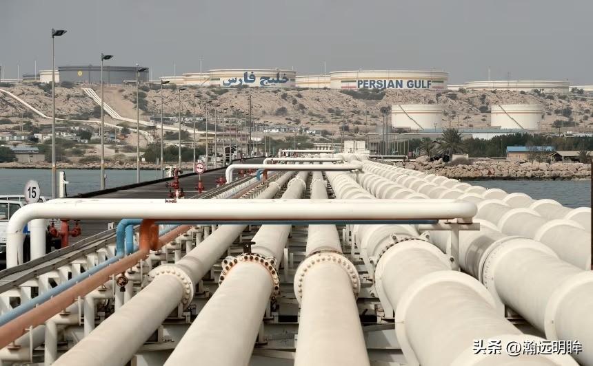 美国刚刚对哈尔克岛发动了军事打击，目标仅限于岛上的军事设施，包括机场、跑道、水雷