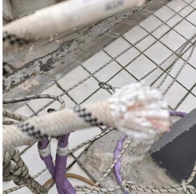7月17日，武汉一名工人在60层的高空作业，突然发现护身的副绳被人割断了，14层