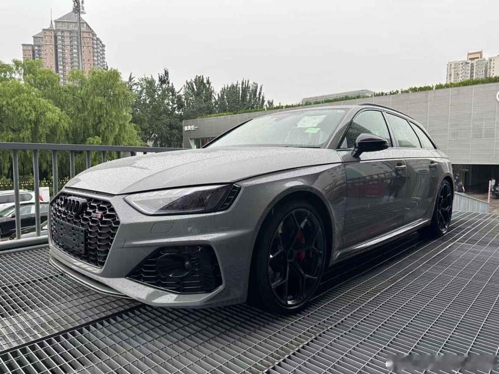 奥迪 RS4 Avant 燃擎版，传奇黑/黑内，车辆选装：运动悬架带有DRC动态