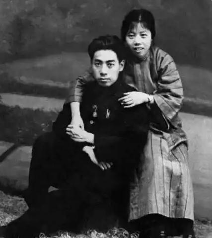 1927年，邓颖超在广州产下一子，由于这个孩子生下来体重太大，超过了正常标准，导