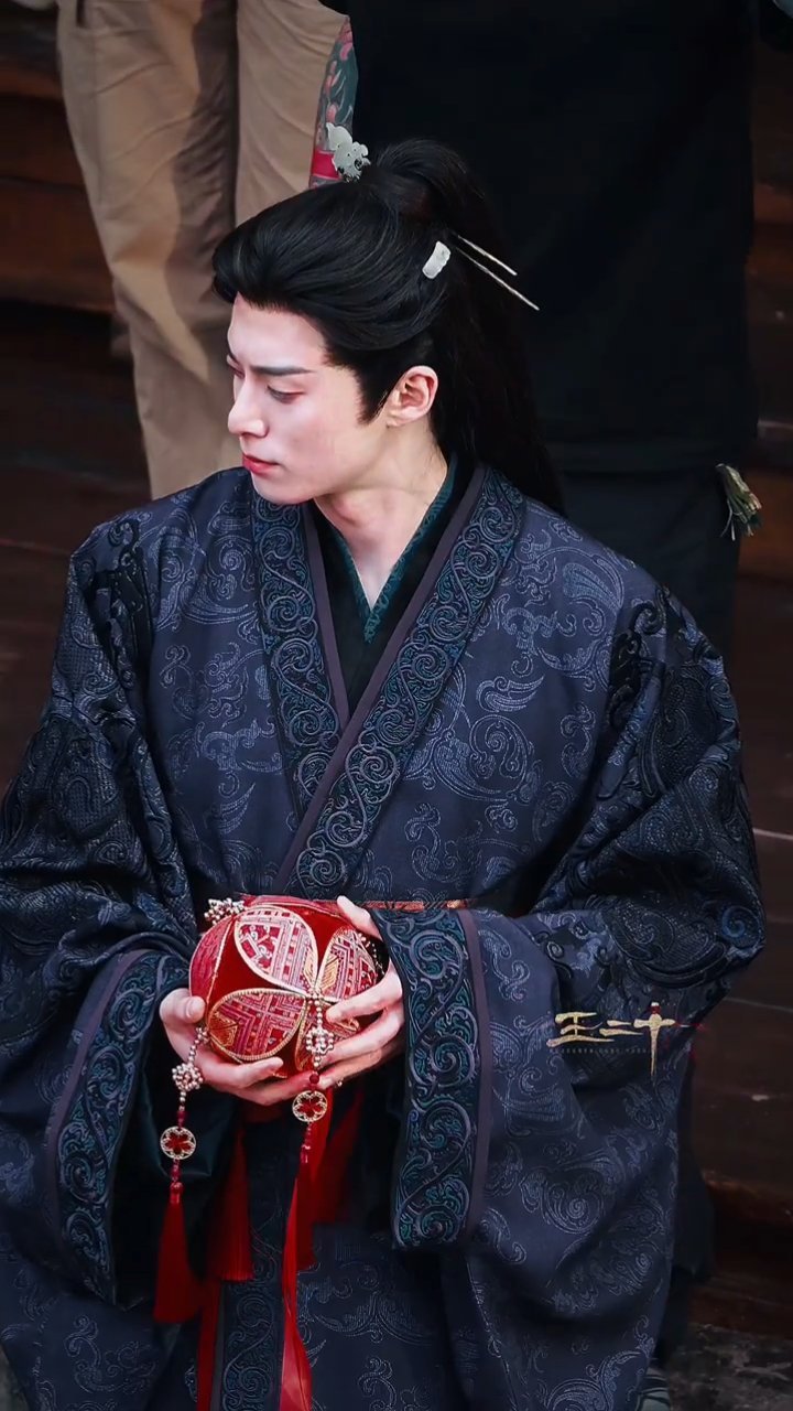 是不是接到绣球就可以跟谢小侯爷走了🥹🤲王鹤棣谢景行抛绣球王鹤棣将门独后抛绣球